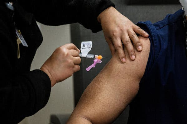 Un trabajador médico que recibe la vacuna Moderna en Jersey City, NJ