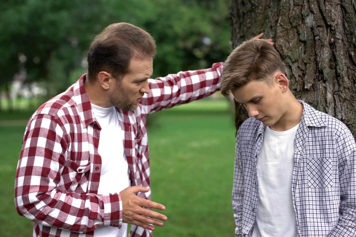 Pai conversando com seu filho