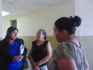 Digna Emérita Canales y Dilcia Maribel Sequeira, madre y hermana de Mario Sequeira, dialogan con la abogada de Cofadeh, Karol Cárdenas