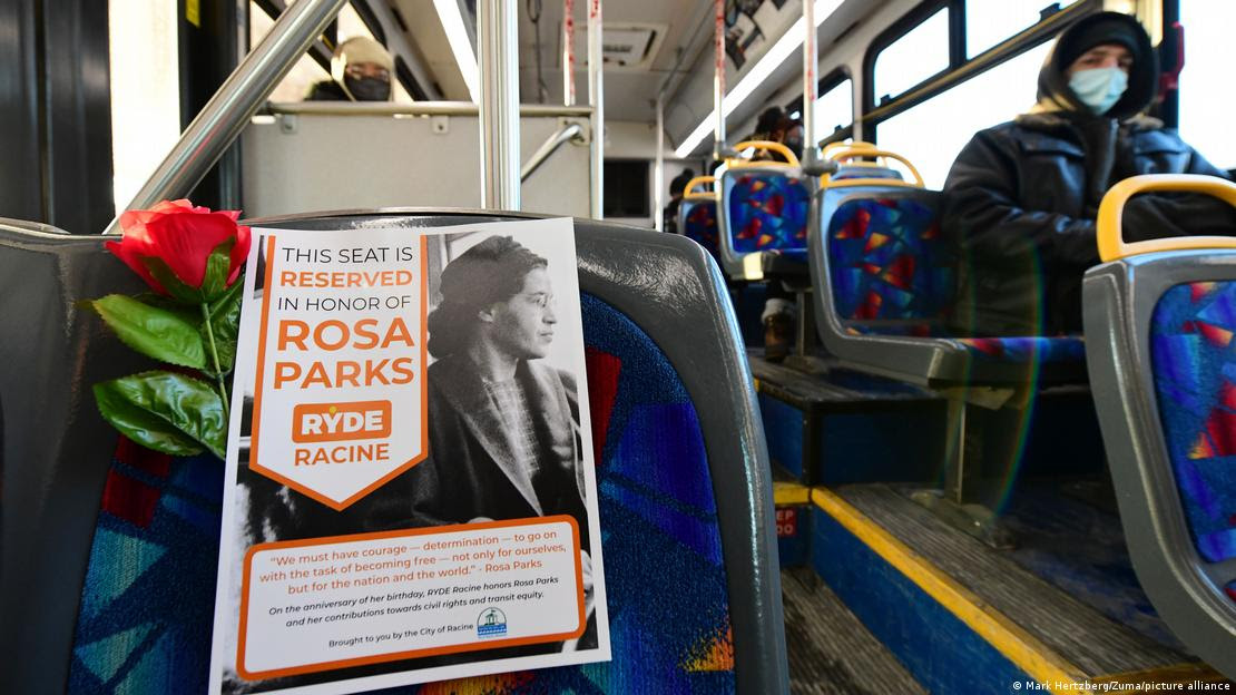 Um cartaz e uma rosa em um ônibus em Wisconsin, nos EUA, em homenagem a Rosa Parks