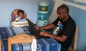 Мужчина на Мадагаскаре работает из дома 