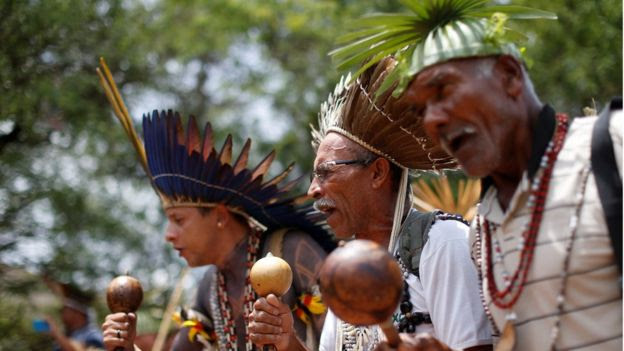 Indígenas de várias tribos dançam enquanto esperam para entregar uma carta ao presidente eleito Jair Bolsonaro, em dezembro