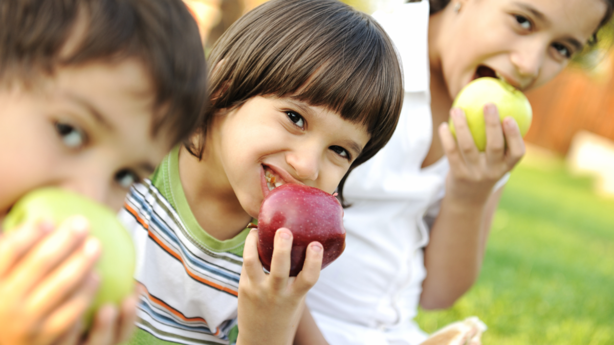 kids eating apples outside