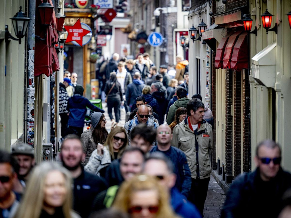 Foto: Los turistas visitan el Barrio Rojo en el centro de Ámsterdam. (EFE/Robin Utrecht)