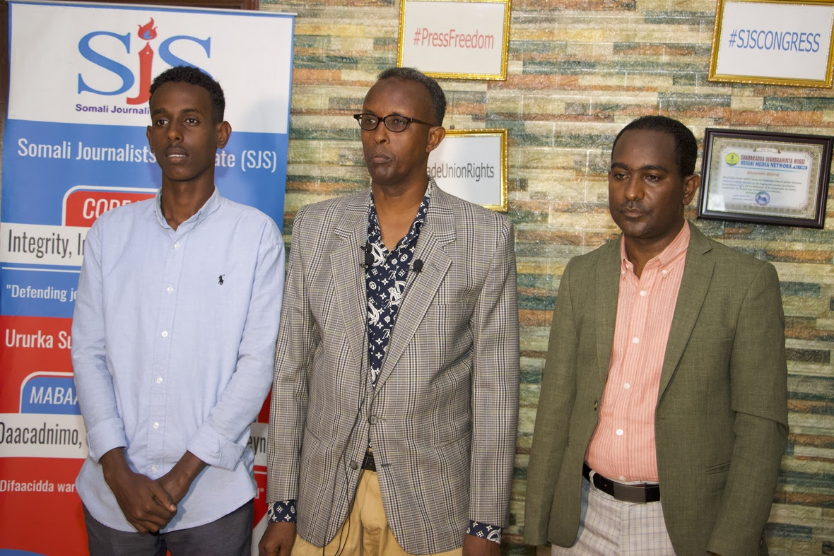 Avv. Abdirahman speaks centre during a press conference in Mogadishu