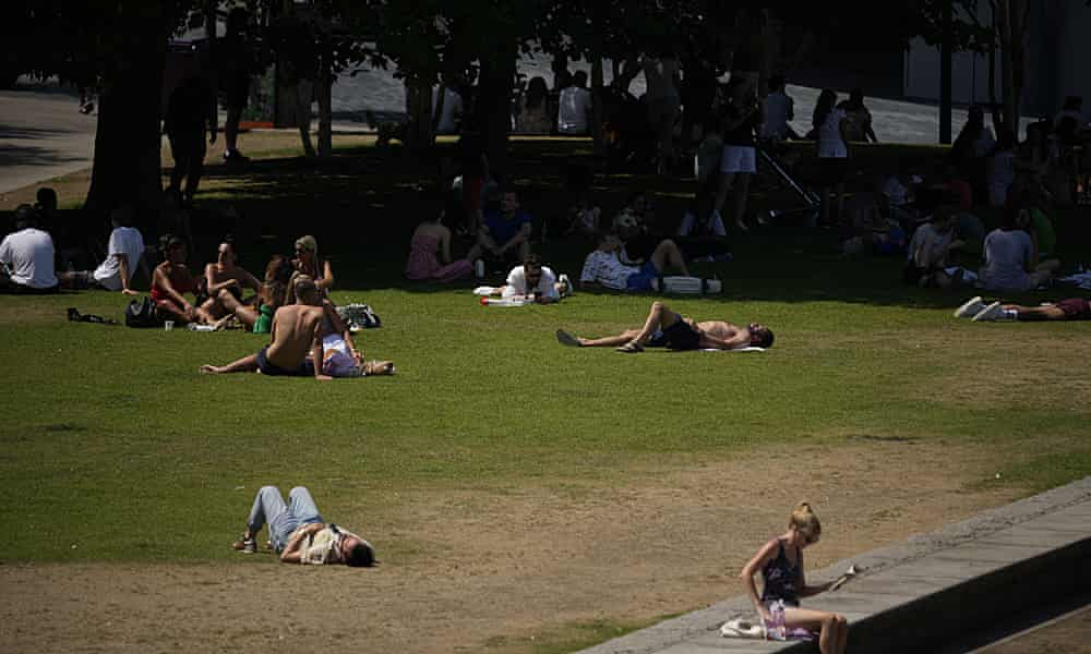 Warnings on water use, transport and risks to health as temperature heads for 41C