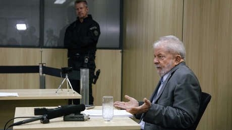El expresidente de Brasil, Luiz Inácio Lula da Silva, durante una entrevista con medios en la sede de la Policía Federal en Curitiba, Paraná, el 26 de abril de 2019.