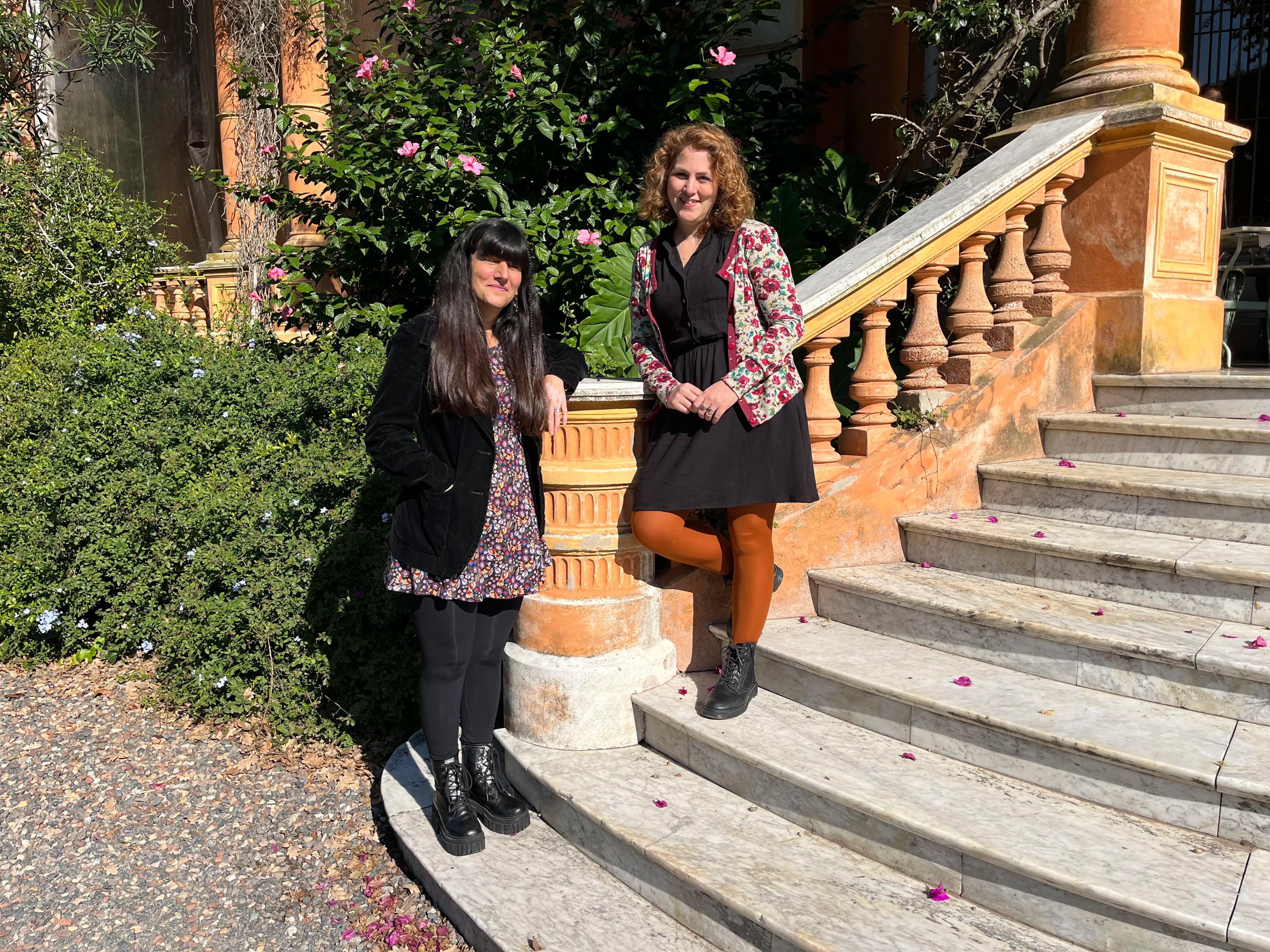 Mariana García Palacios y Carolina Hecht en las escaleras de Villa Ocampo