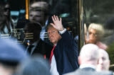 Cựu Tổng thống Donald Trump đến Tháp Trump ở New York hôm 03/04/2023. (Ảnh: Andrew Caballero-Reynolds/AFP qua Getty Images)