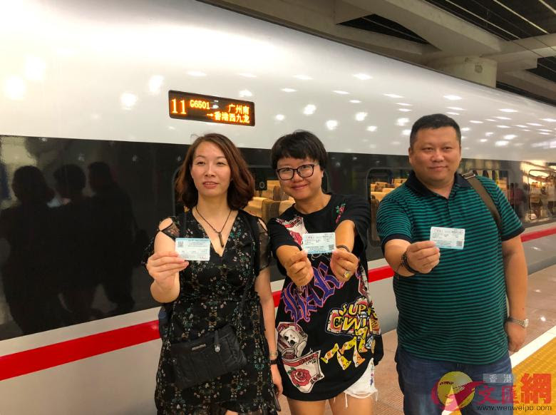 乘廣州開往香港首趟高鐵的旅客都感興奮。(方俊明攝)