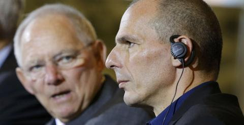 El ministro griego de Finanzas, Yanis Varoufakis, junto a su homólogo alemán, Wolgang Schäuble, en la rueda de prensa que ambos han celebrado en Berlín. - REUTERS