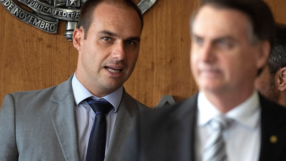 Eduardo Bolsonaro junto a su padre, el electo presidente Jair Bolsonaro.