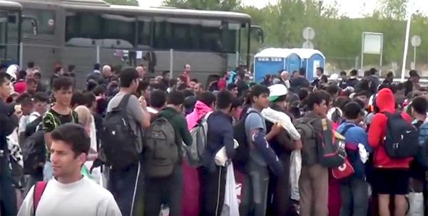 Middle Eastern migrants arrive in Nickelsdorf, Austria, Oct. 9, 2015 (Photo: YouTube, Unzen Suriert)