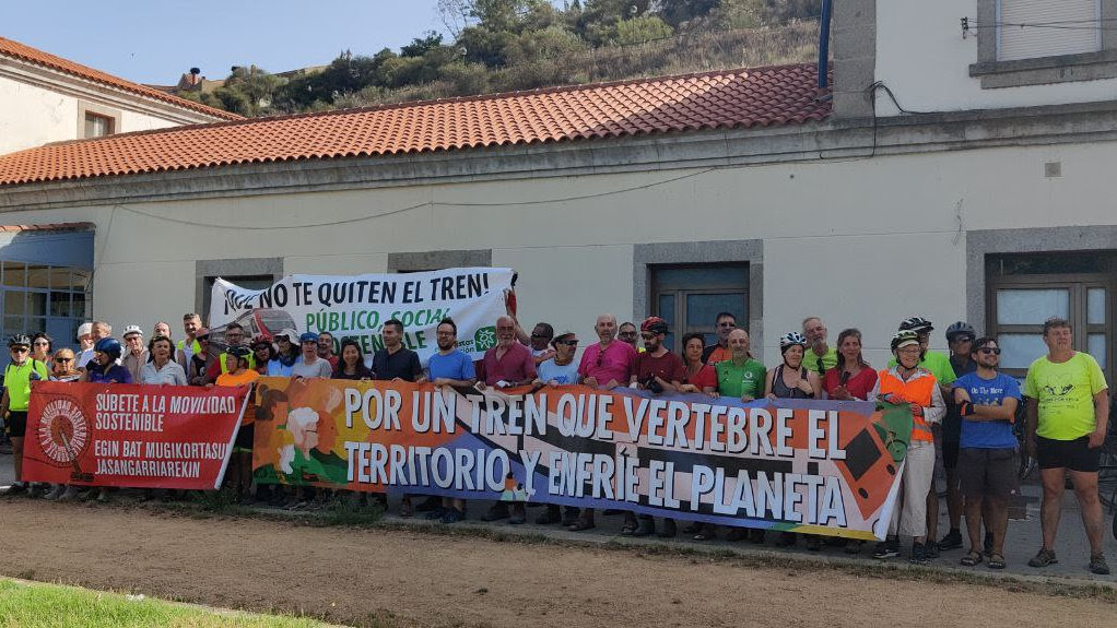 Defensa del tren, visita
a una quesería artesanal o
denuncia del campo de tiro
militar del Teleno: la
Ecomarcha cumple una semana