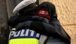Denmark: Policewoman hugs defiant burqa-wearing protester after burqa ban