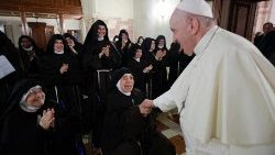 Il Papa incontra le clarisse nel Monastero di Santa Chiara ad Assisi