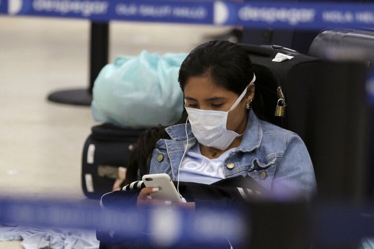 Una turista peruana en el Aeropuerto Internacional de Cancún (Foto: Reuters/Jorge Delgado)