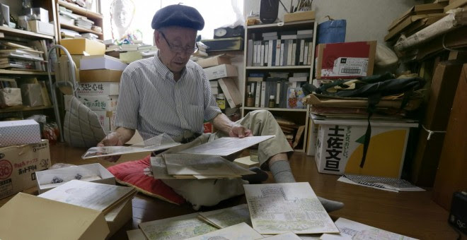 Hiroshi Hara, superviviente de la bomba atómica en Hiroshima de 83 años, muestra una de sus pinturas de la Cúpula Genbaku. EFE/Kimimasa Mayama