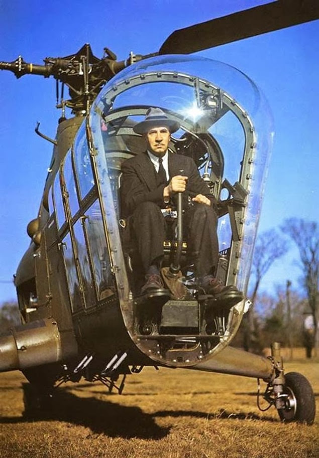 Изобретатель первого вертолета Игорь Сикорский в вертолете Sikorsky H-5, 1945 год.