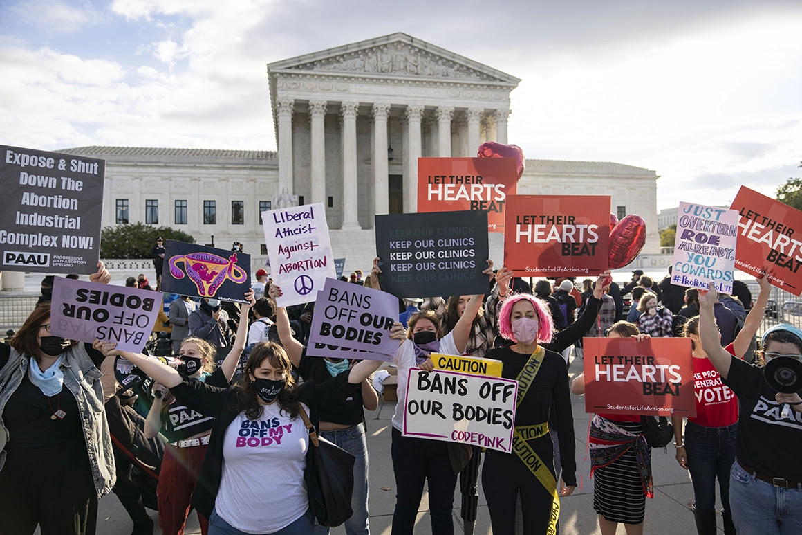 مؤيدو حقوق الإجهاض والمتظاهرين المناهضين للإجهاض يتجمعون خارج المحكمة العليا الأمريكية في 1 نوفمبر 2021.