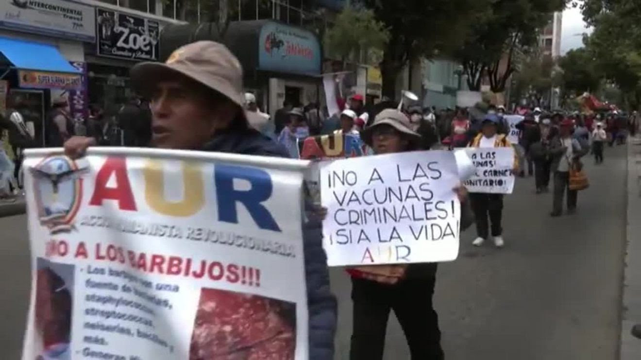 Los antivacunas contra el covid recorren las calles de capital boliviana