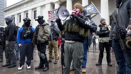 FOTOS: Manifestaciones armadas frente a capitolios de varios estados de EE.UU.