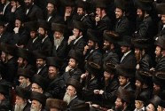A crowd of Vizhnitzer Chassidim (on Purim). The Rebbe decreed: no cameras in his wedding ceremonies.