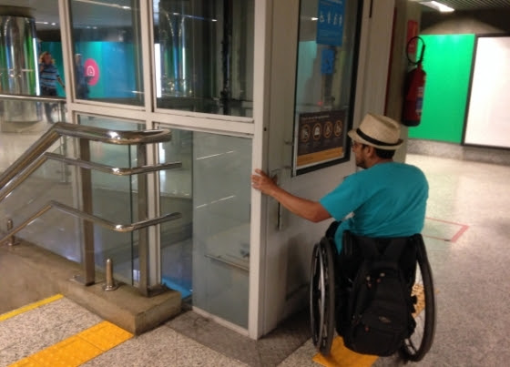 Cadeirante tem dificuldades em acessar estação do metrô do Rio