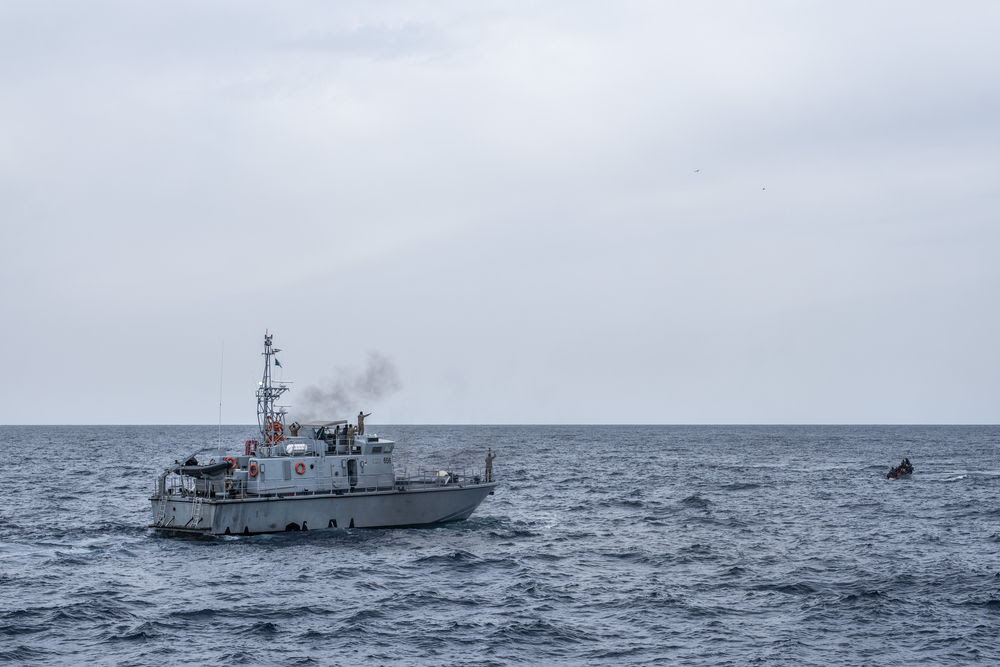 Embarcación de la Guardia Costera Libia el 16 de noviembre de 2021 en un rescate llevado a cabo por el Geo Barents. © Virginie Nguyen Hoang/HUMA
