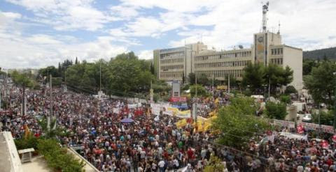 Imagen de archivo de una manifestación ante la sede de la televisión pública griega exigiendo su reapertura.- EFE