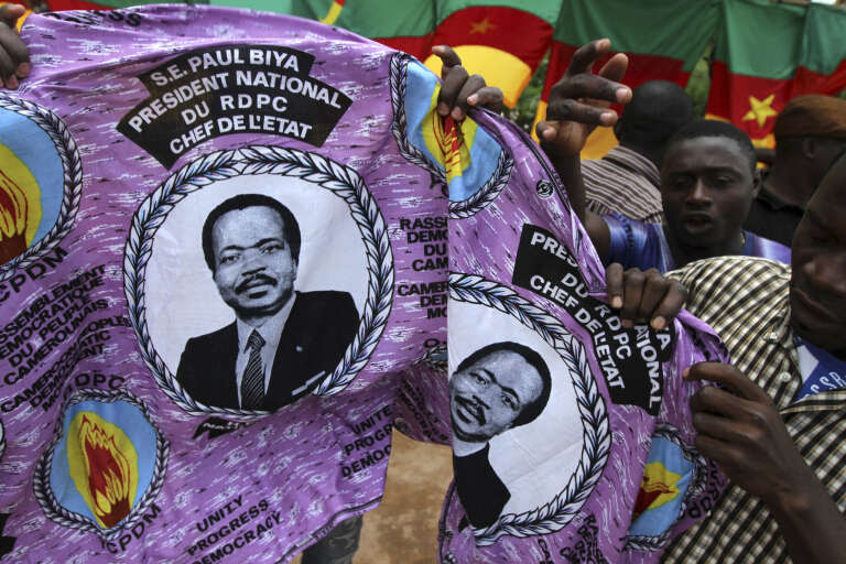 Imprimé sur des coupons de tissu, « Son Excellence Paul Biya, Président national, du PDPC, Chef de l’Etat » camerounais depuis 1982.
