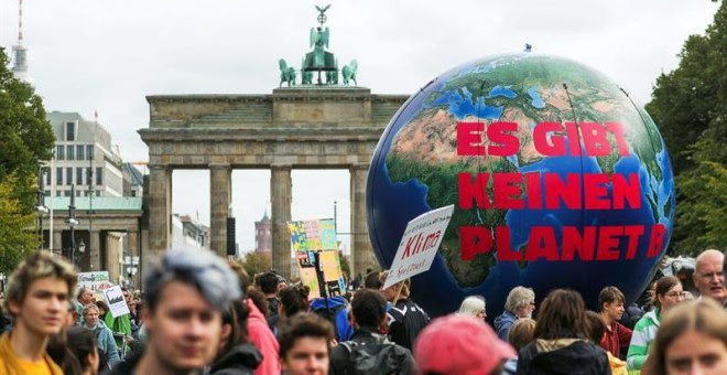 20/09/2019.- Decenas de jóvenes manifestantes sostienen un globo gigante con la inscripción 'No hay planeta B' con motivo de la huelga mundial por el clima durante la jornada de este viernes, en Berlín ( Alemania). Millones de personas en todo el mundo es
