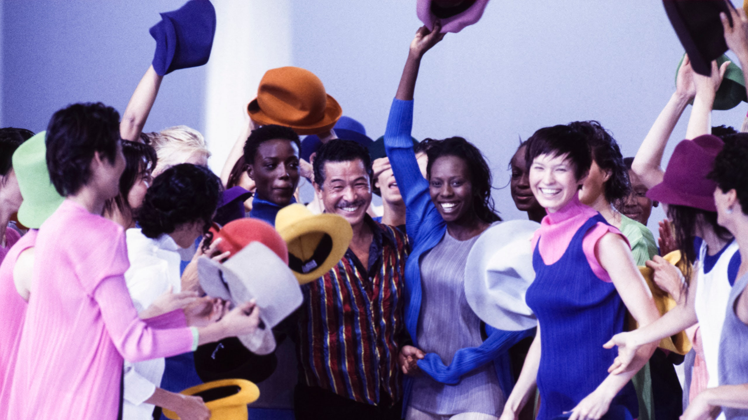 Issey Miyake con sus modelos en su colección PrimaveraVerano 1994 en París.