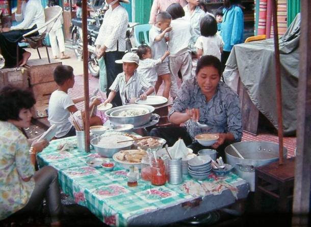 Cái lon Guigoz vẫn luôn hiện diện như là 1 phần đời sống của người dân miền Nam