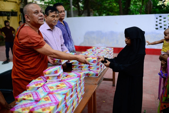 Buddhapriya Mahathero, the second most senior monastic at the monastery, hands out <i>iftar</i>. He has previously said that he does not support the persecution of Muslims in neighboring Myanmar. Photo by Mahmud Hossain Opu. From aljazeera.com