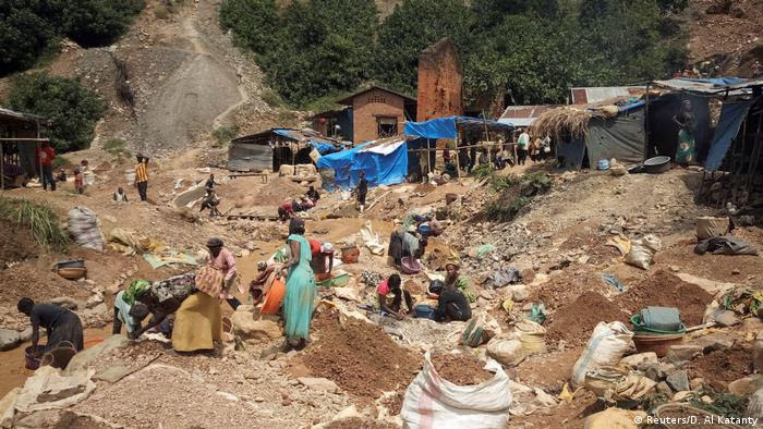 Mineiros em uma mina de ouro artesanal perto de Kamituga, no leste da República Democrática do Congo, 22 de maio de 2019.