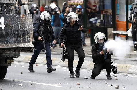 Policías disparando pelotas de goma contra los manifestantes en Estambúl