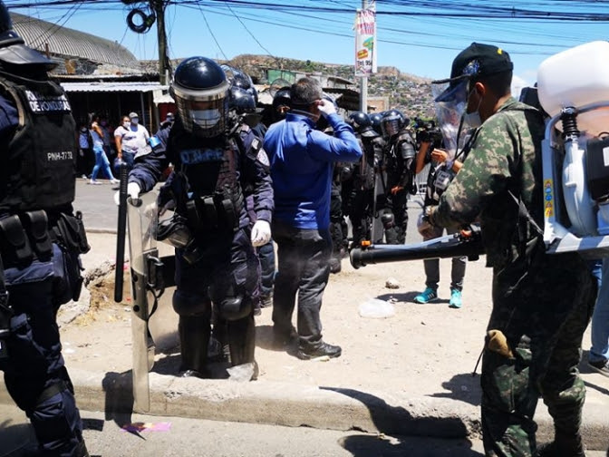 Autoritarismo y hambre: Ciudadanía en busca de la alimentación y medicamentos enfrentan detenciones por toque de queda