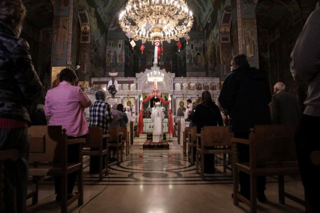 «Χριστός Ανέστη» στις 9 το βράδυ έξω από τους ναούς – Οι αποφάσεις της Εκκλησίας για το Πάσχα