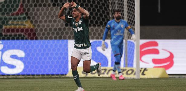 Rony comemora gol do Palmeiras contra o Atlético-GO pelo Brasileirão