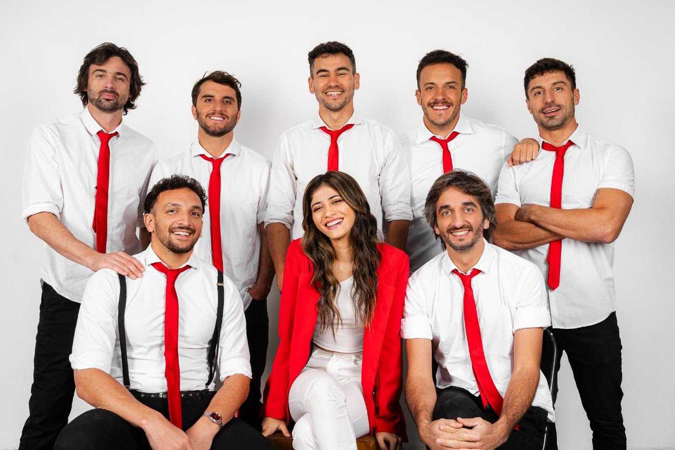 Grupo de personas posando por un foto
Descripción generada automáticamente