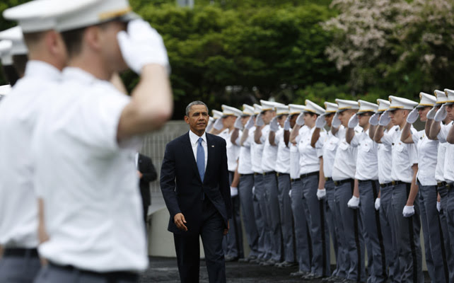 Obama llega a la ceremonia de graduación en la academia militar de West Point (Nueva York)