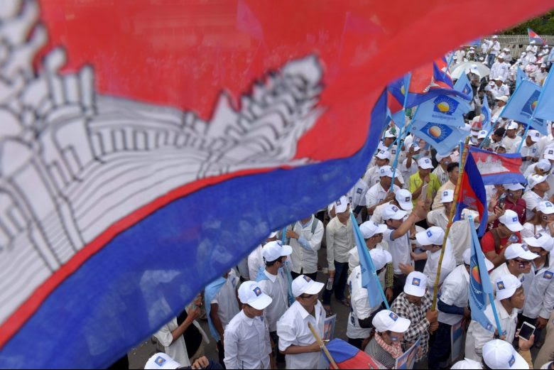 Supporters of Cambodia National Rescue Party (CNRP) gather in a rally on the last day of the commune election campaign in Phnom Penh on June 2, 2017.A sea of pro-government supporters rallied in the Cambodian capital in support of strongman PM Hun Sen on June 2, two days before local polls set to test the mettle of an opposition desperate to upend his 32-year rule. / AFP PHOTO / TANG CHHIN SOTHY