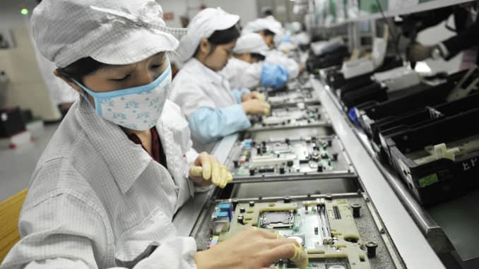 Trabalhadores na fábrica da Foxconn em Shenzhen, China.