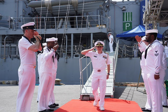 Nhóm tàu sân bay USS Ronald Reagan của Mỹ thăm Việt Nam - Ảnh 4. Nhóm tàu sân bay USS Ronald Reagan của Mỹ thăm Việt Nam - Ảnh 4.