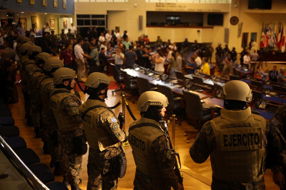 Soldados armados de pie en la Asamblea Legislativa de El Salvador, enviados por el presidente del país Nayib Bukele. /REUTERS