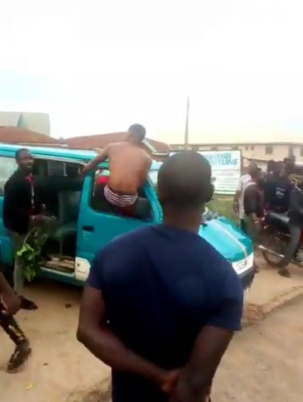 Protest in Osogbo as SARS officers allegedly chase three suspected internet fraudsters to their death (photos)