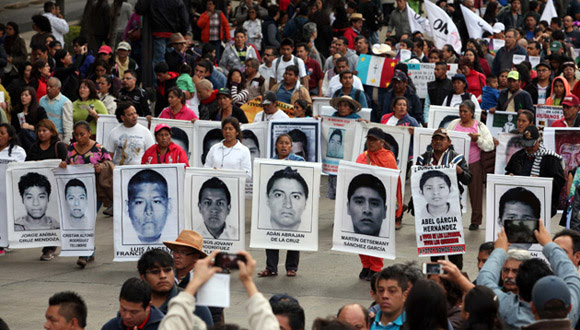 Padres de normalistas desaparecidos protestan