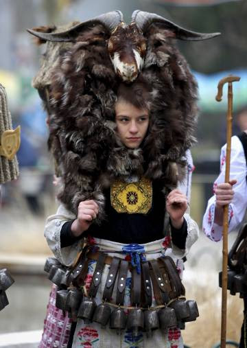 Disfraz de 'kukeri', durante el festival Kukerlandia, en Yambol (Bulgaria)