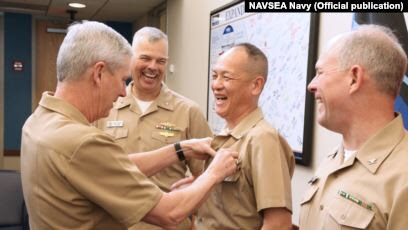 Đại tá Hải quân Nguyễn Từ Huấn được gắn huy hiệu trong một sự kiện ở thủ đô Washington, ngày 8 tháng 1, 2018.